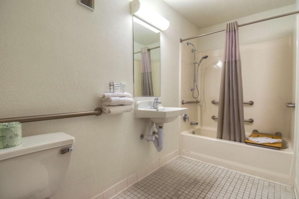 Koupelna v ubytování Motel 6 Las Vegas, NV – I-15 Stadium