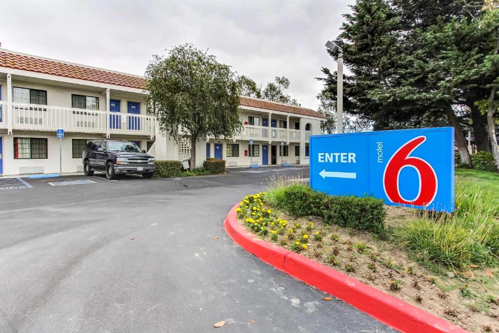 um sinal em frente a um parque de estacionamento do hotel em Motel 6-Salinas, CA - North Monterey Area em Salinas