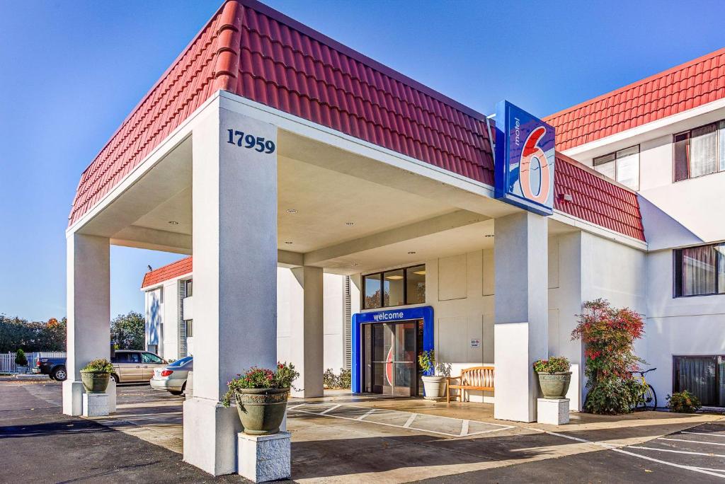 een gebouw met een Tesco-bord op een parkeerplaats bij Motel 6-Portland, OR - Tigard West in Tigard