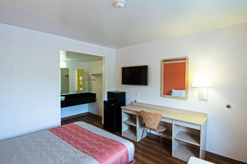 Motel 6-Redding, CA - South - Queen Room - Disability Access - Roll In Shower