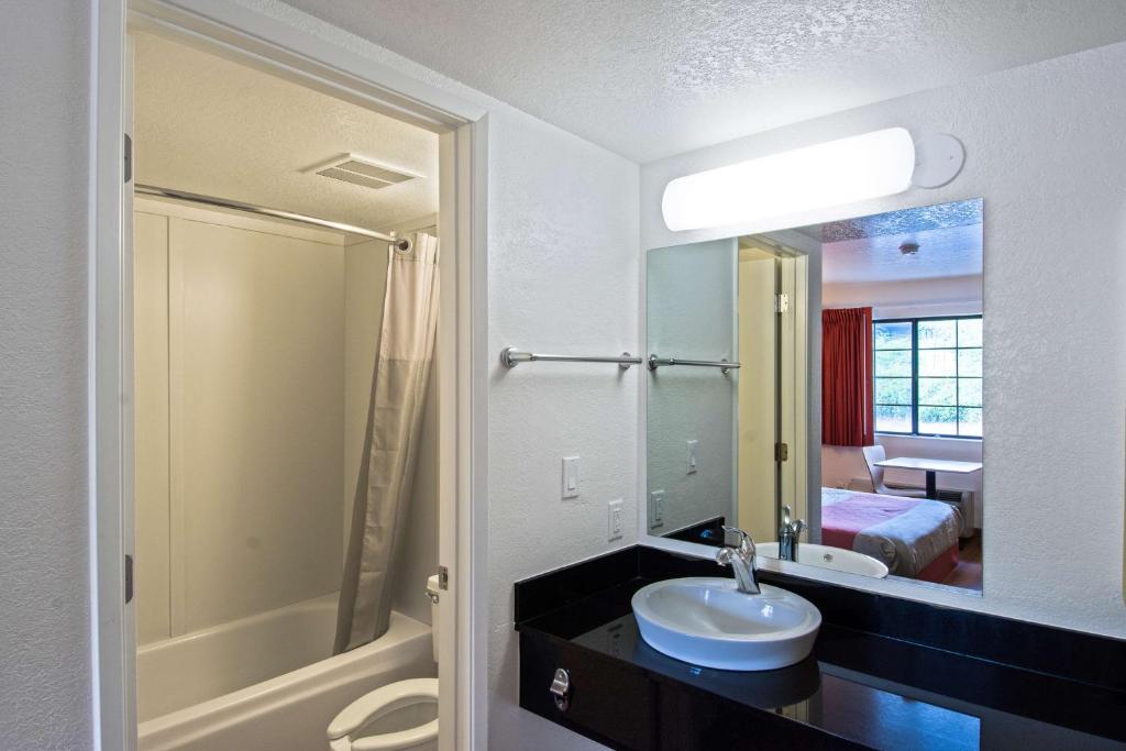 Motel 6-Redding, CA - South - Queen Room
