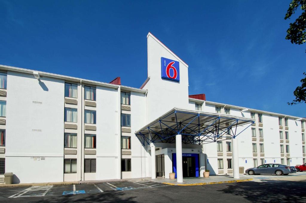 Un edificio de hotel con el letrero número seis. en Motel 6-Springfield, DC - Washington Southwest, en Springfield