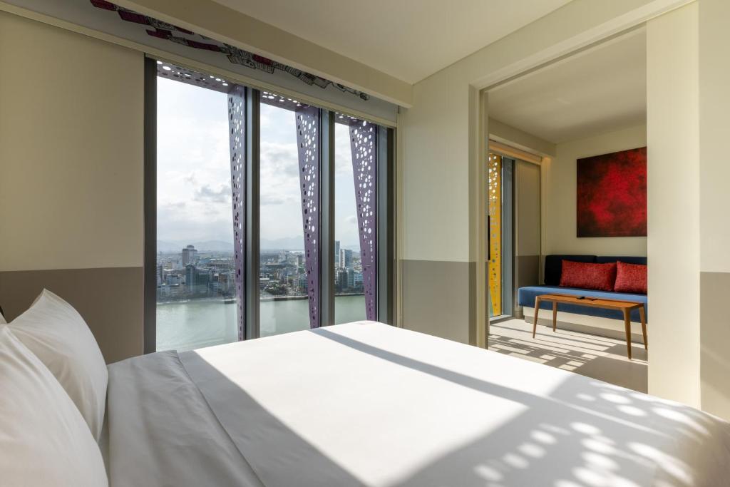 King Suite with River View