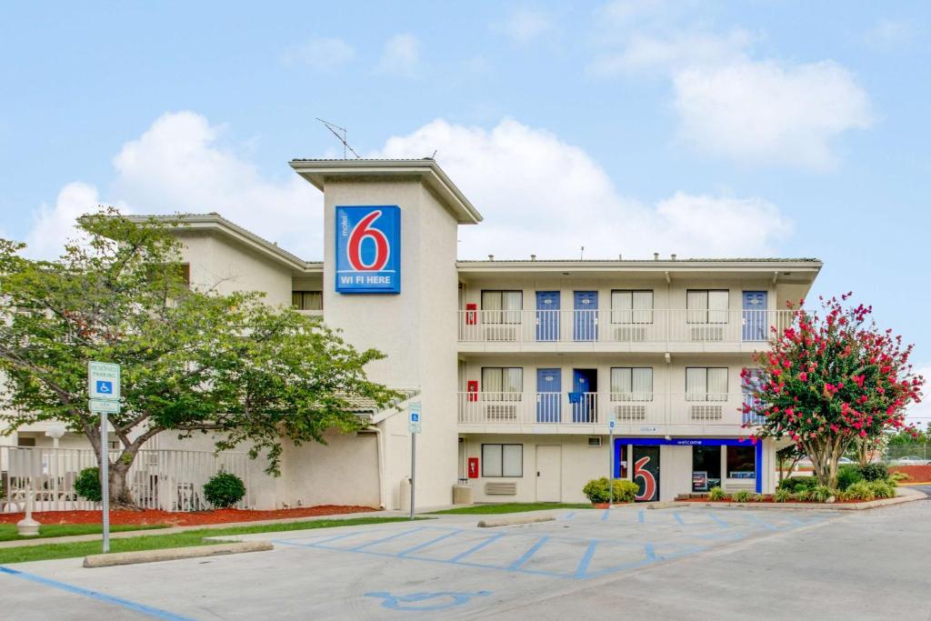 Motel 6-Columbia, SC - West