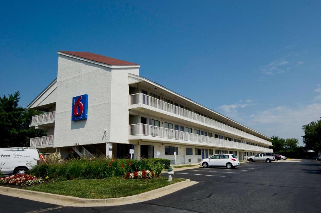 un gran edificio con un cartel en el costado en Motel 6-Gaithersburg, DC - Washington en Gaithersburg