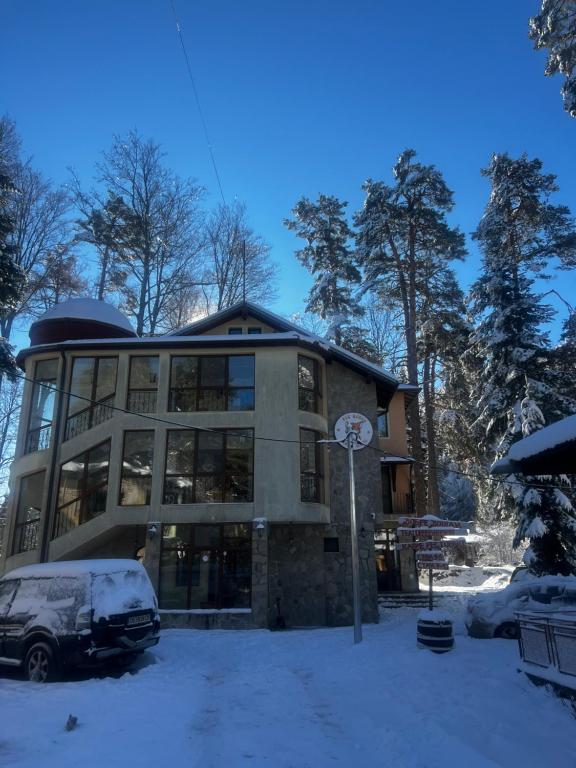 een gebouw met een auto ervoor geparkeerd bij Фокс Хаус FOX HOUSE in Peshtera