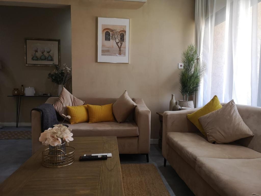 Et opholdsområde på Spacious 2 Bedroom Apartment