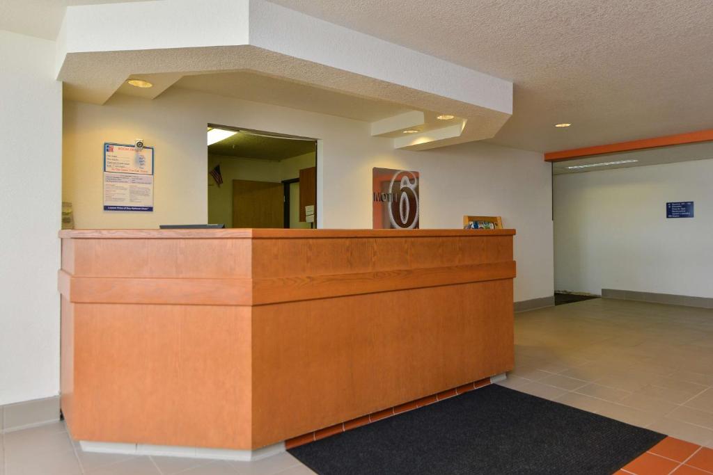 un hall avec une réception dans un bâtiment dans l'établissement Motel 6-Meridian, ID - Boise W, à Meridian