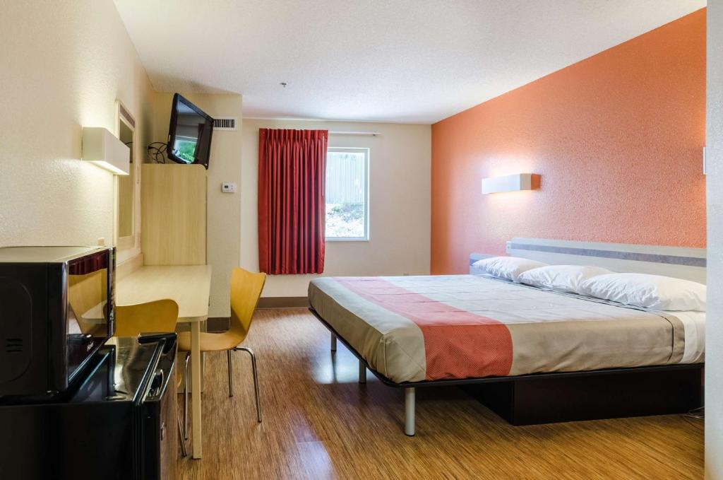 Motel 6-Bristol, VA - King Room - Non-Smoking