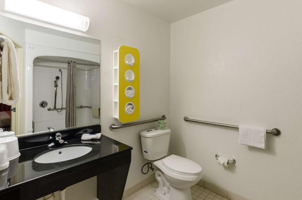Motel 6-Bristol, VA - King Room - Disability Access - Non-Smoking