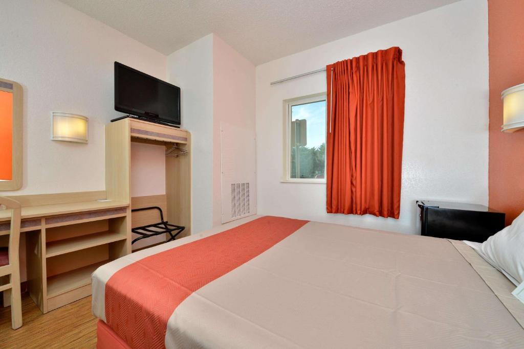 Postel nebo postele na pokoji v ubytování Motel 6-McKinney, TX - North