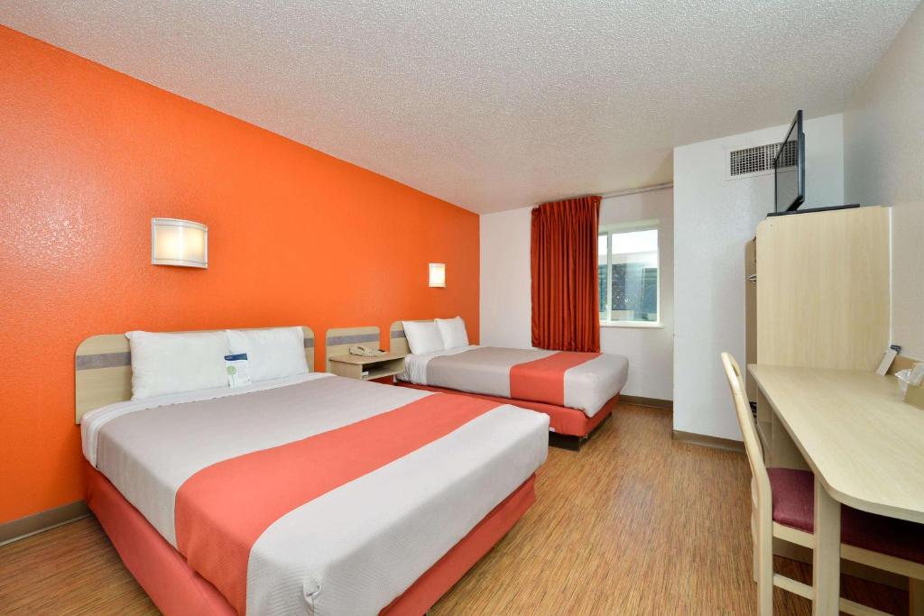 Postel nebo postele na pokoji v ubytování Motel 6-McKinney, TX - North