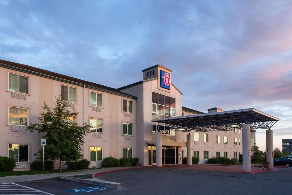 un hotel con un cartello sul lato di un edificio di Motel 6-Anchorage, AK - Midtown ad Anchorage