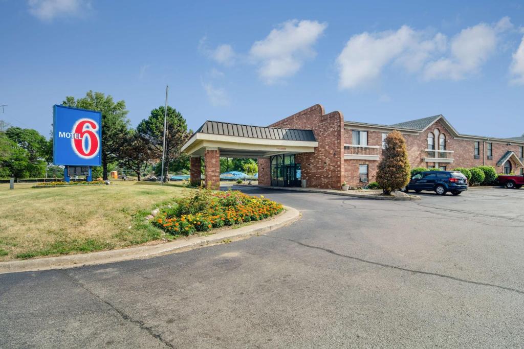 una gasolinera con un cartel delante en Motel 6-Waukegan, IL, en Waukegan