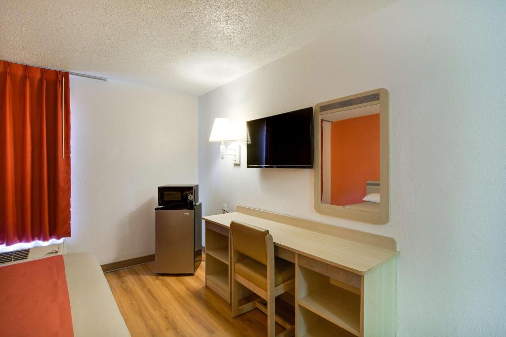 TV a/nebo společenská místnost v ubytování Motel 6-Waukegan, IL