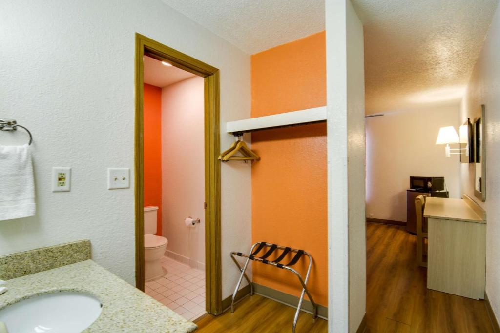 Koupelna v ubytování Motel 6-Waukegan, IL