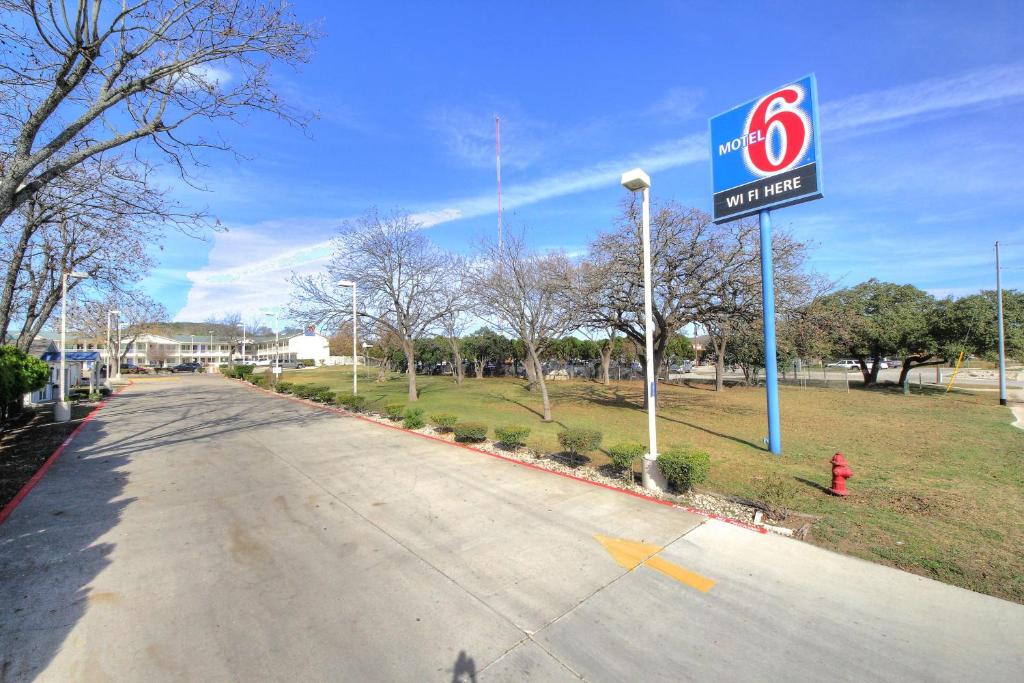 znak stacji benzynowej na boku ulicy w obiekcie Motel 6-Kerrville, TX w mieście Kerrville