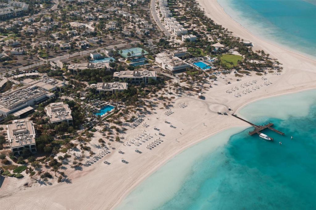 ḨanakTurtle Bay Resort - Red Sea的带度假村的海滩鸟瞰图