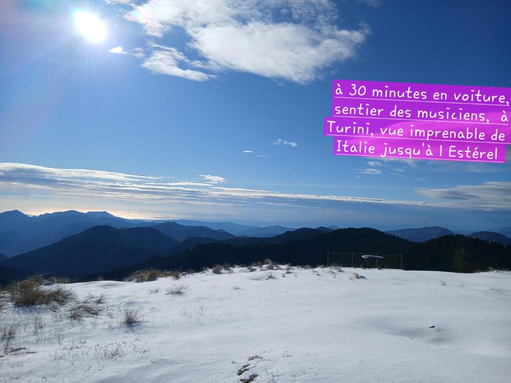 a umes ein Aussichtspunkt auf einen Berg mit Blick auf den Himmel in der Unterkunft Gite des remparts in Lucéram