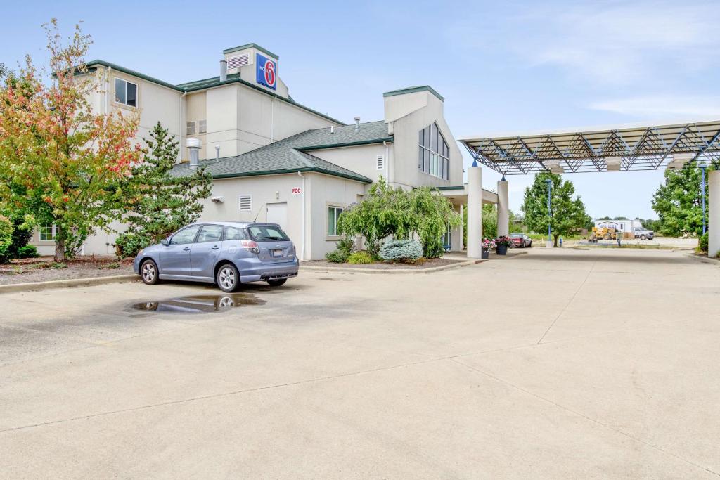 a car parked in a parking lot in front of a building at Motel 6-Medina, OH - Cleveland in Medina