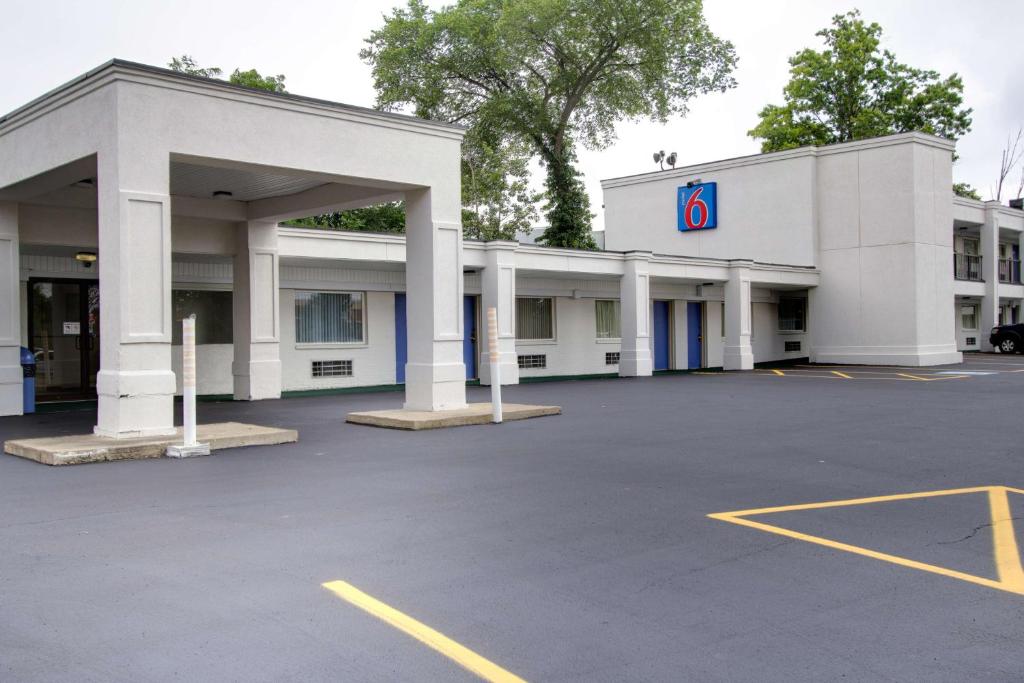 un gran edificio blanco con aparcamiento en Motel 6-Richfield, OH, en Richfield