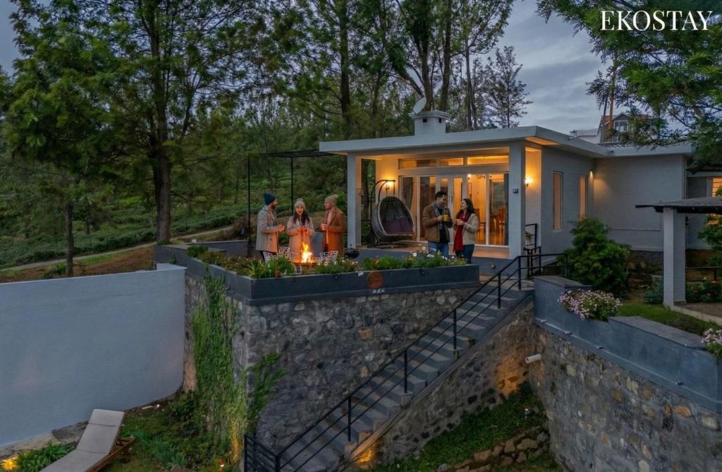 een huis waar mensen buiten staan bij EKOSTAY - Skyfall Mist Villa in Ooty