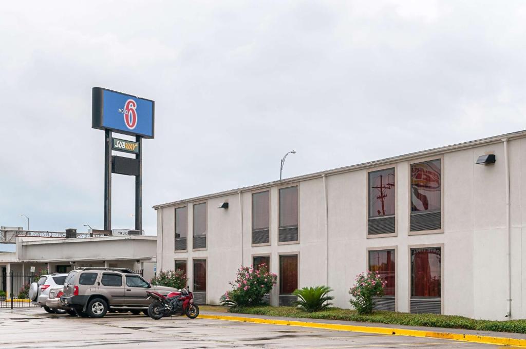 een gebouw met auto's geparkeerd op een parkeerplaats bij Motel 6-New Orleans, LA - Near Downtown in New Orleans