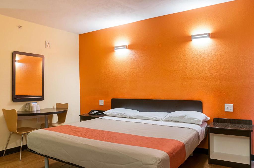 Motel 6-New Orleans, LA - Near Downtown - 