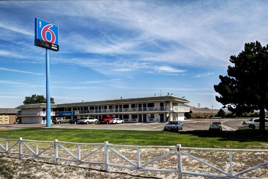 un edificio con una señal delante de él en Motel 6 Wells, en Wells