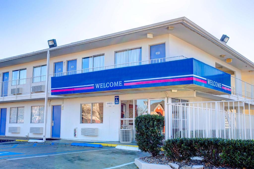 un edificio con un cartel de bienvenida en un aparcamiento en Motel 6-Murfreesboro, TN, en Murfreesboro