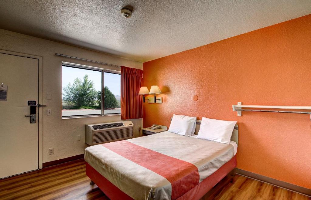 Postel nebo postele na pokoji v ubytování Motel 6 Wells