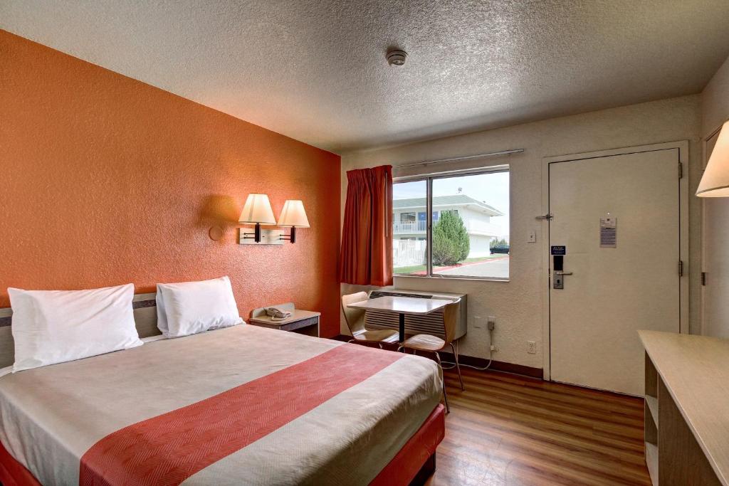 Postel nebo postele na pokoji v ubytování Motel 6 Wells