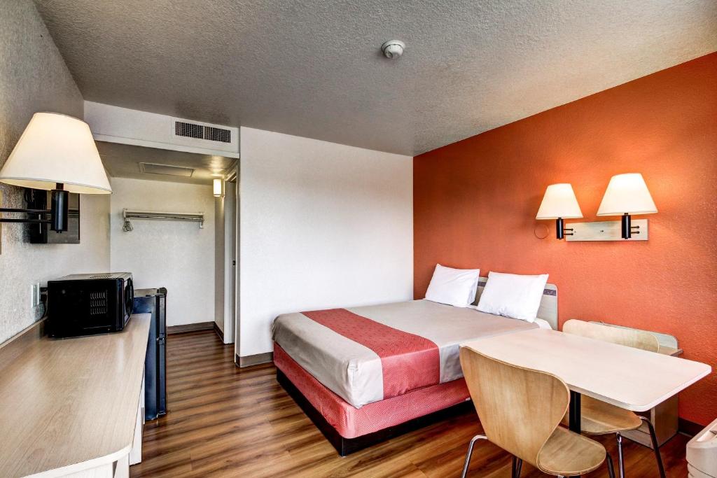 Postel nebo postele na pokoji v ubytování Motel 6 Wells