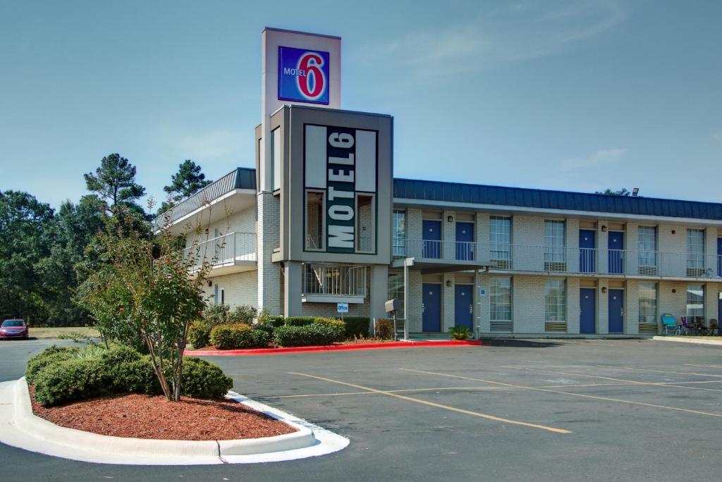 Motel 6-West Monroe, LA في ويست مونرو: فندق فيه لافته امام مواقف السيارات