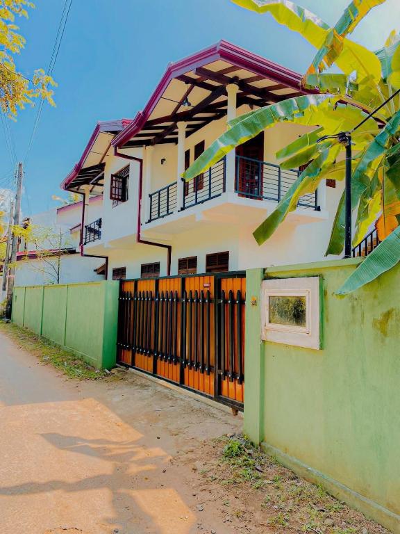 a house with a gate and a fence at VILLA Sea La THALPE in Talpe