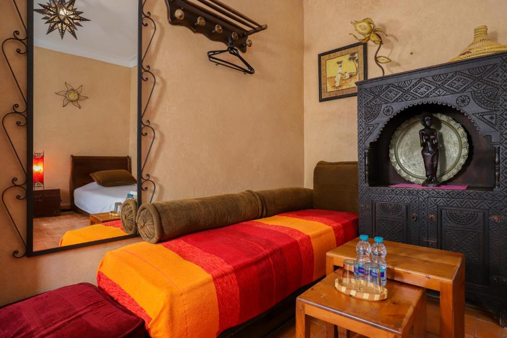 un salon avec un canapé et un miroir dans l'établissement Riad Salmiya Dune, à Essaouira