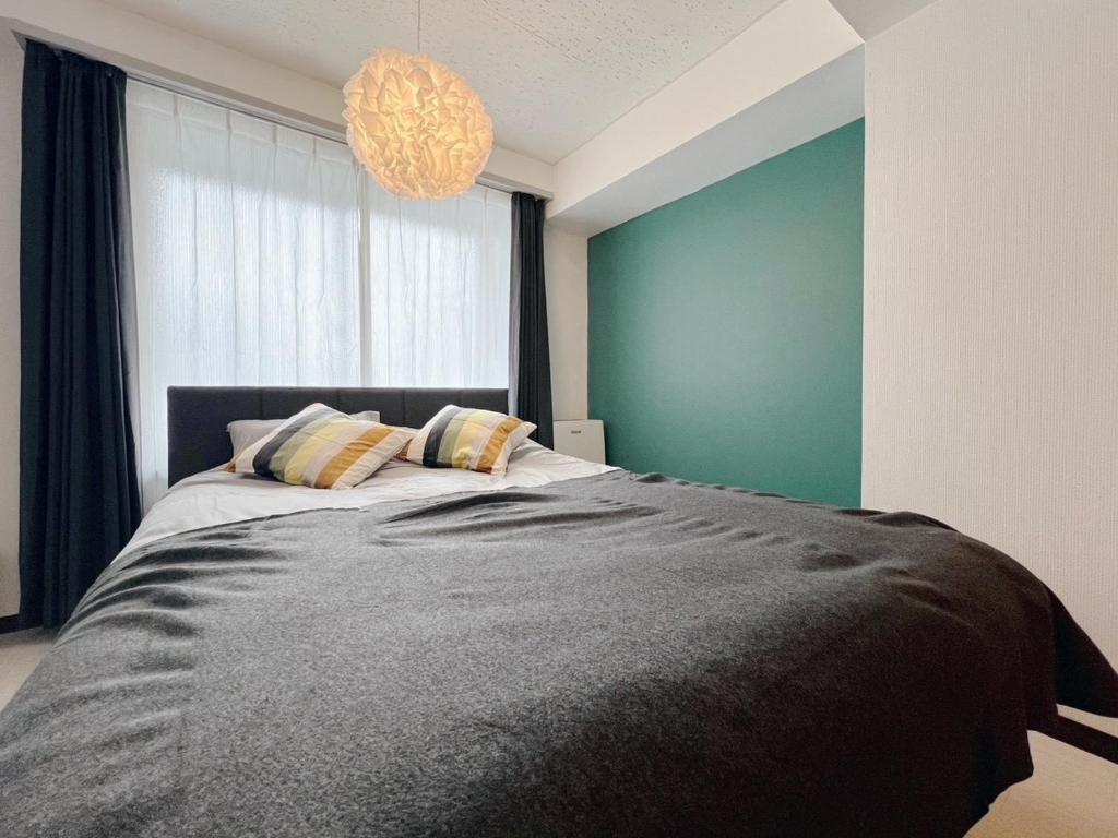 Postel nebo postele na pokoji v ubytování 606 Newly Open 札幌中心部の駅近徒歩圏内で観光やビジネスに最適で最大2名滞在可能な専用施設