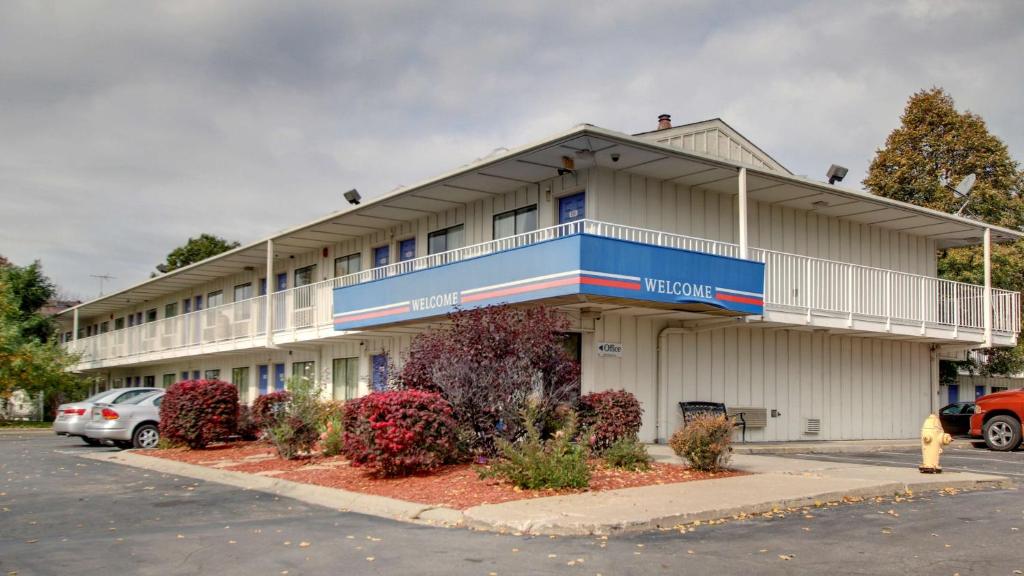 un edificio di un hotel con un'auto parcheggiata di fronte di Motel 6-Des Moines, IA - North a Des Moines