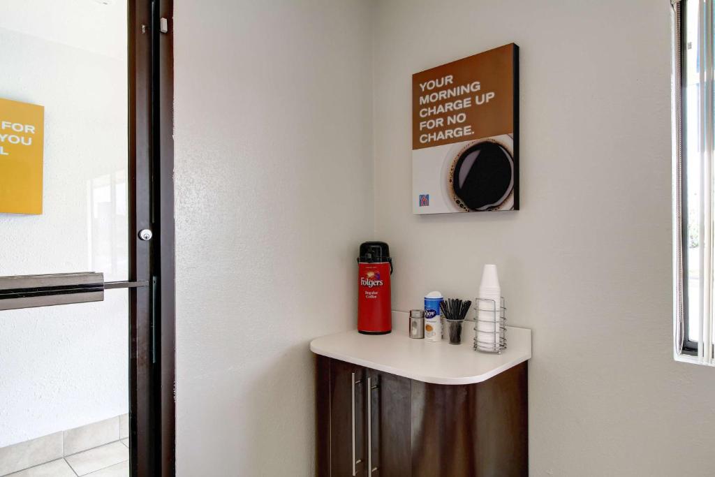 Motel 6-Amherst, OH - Cleveland West - Lorain photo