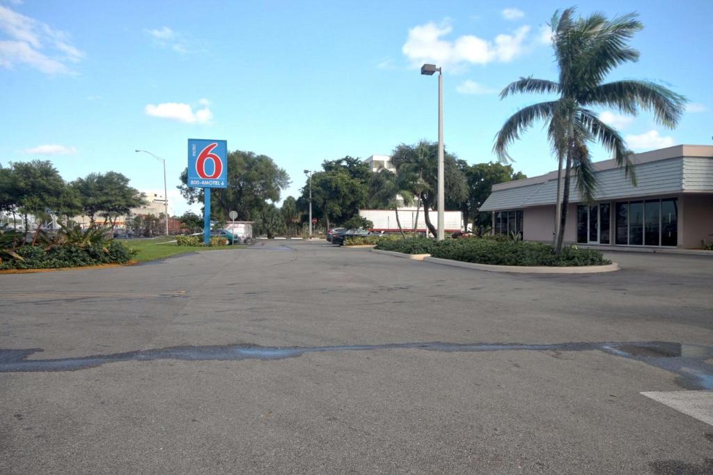 un aparcamiento vacío frente a un edificio en Motel 6-Miami, FL, en Miami