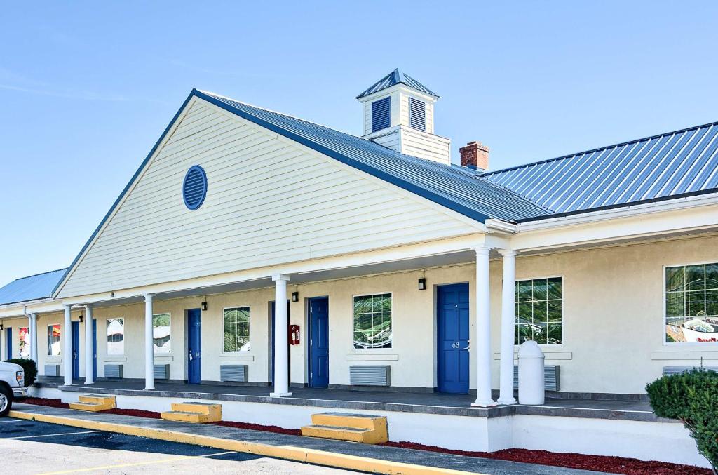 una iglesia con puertas azules en una calle en Motel 6-Harrisonburg, VA - South, en Harrisonburg