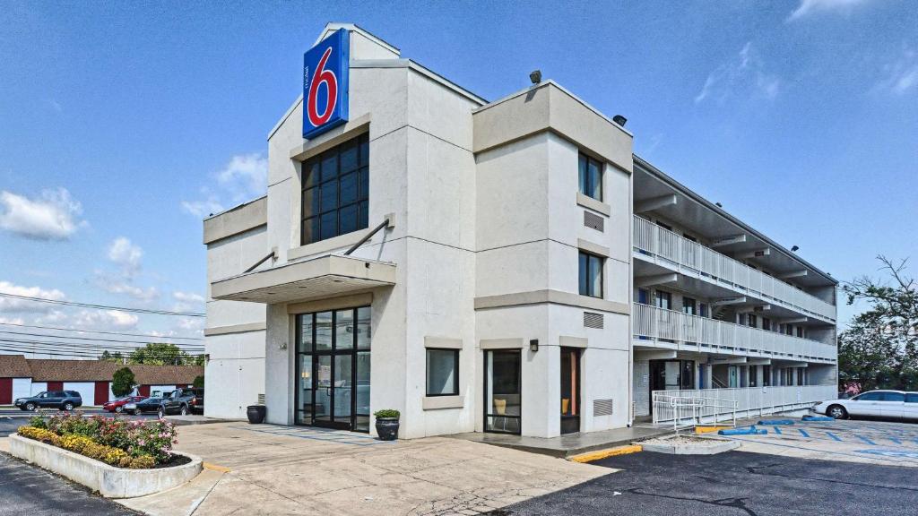 un edificio con un cartel en la parte delantera en Motel 6-Maple Shade Township, NJ - Philadelphia - Mt Laurel, en Maple Shade