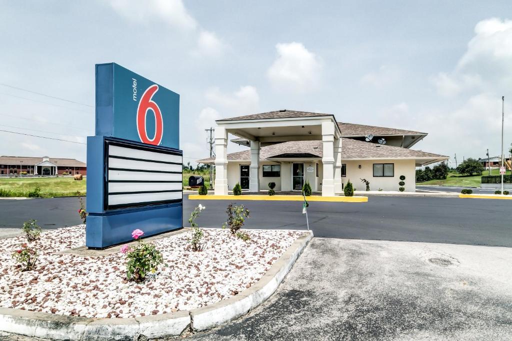 una señal frente a una gasolinera mobil en Motel 6-Berea, KY en Berea