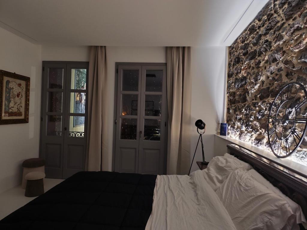 een slaapkamer met een bed en een muur waaraan een fiets hangt bij Residenza Don Baddore in Dorgali