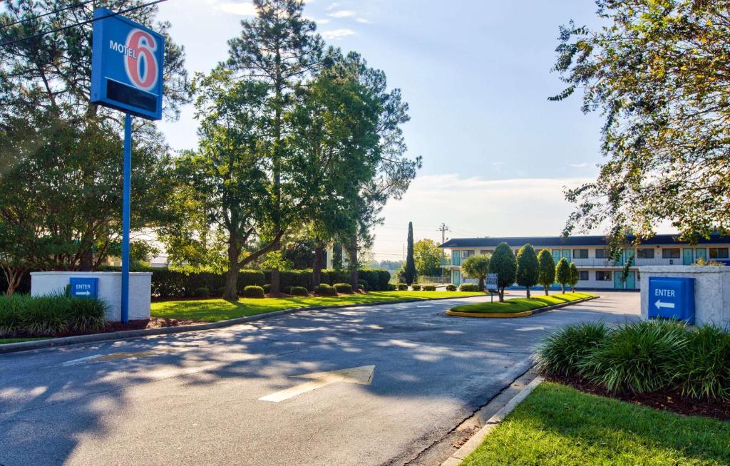 a street with a no parking sign in front of a building at Motel 6-Valdosta, GA - University in Valdosta