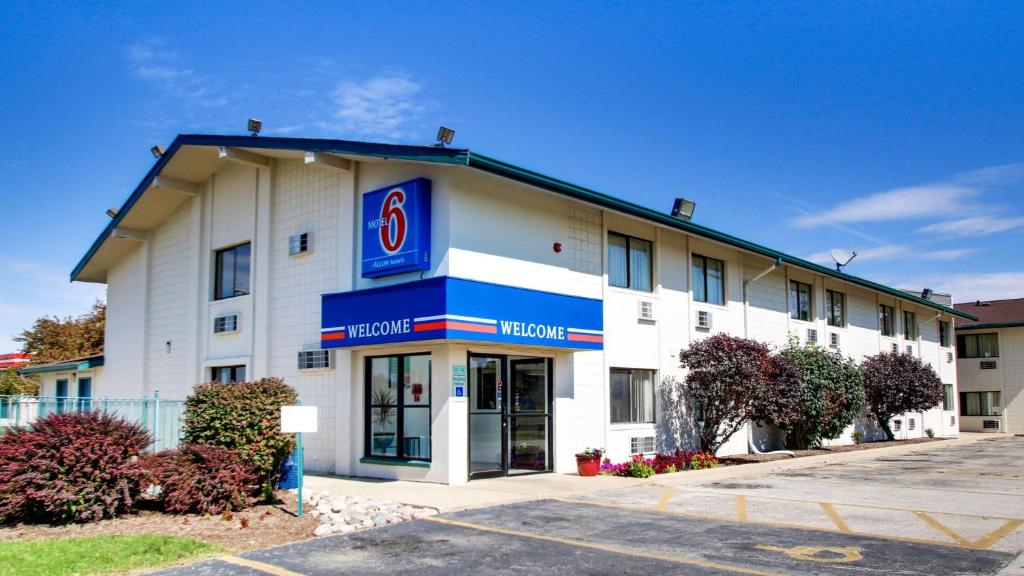 ein Hotel mit einem Gebäude mit der Nummer sechs in der Unterkunft Motel 6-Normal, IL - Bloomington Area in Cardinal Court