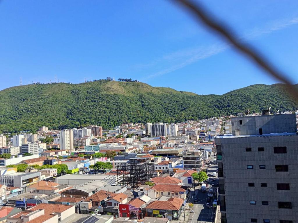 vista su una città con una montagna sullo sfondo di Carvalho Apê Centro I Poços de Caldas a Poços de Caldas