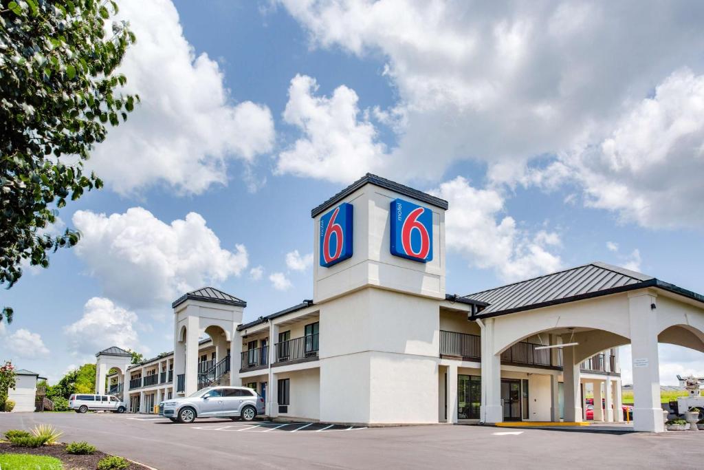 a building with a no sign on top of it at Motel 6-White House, TN in White House