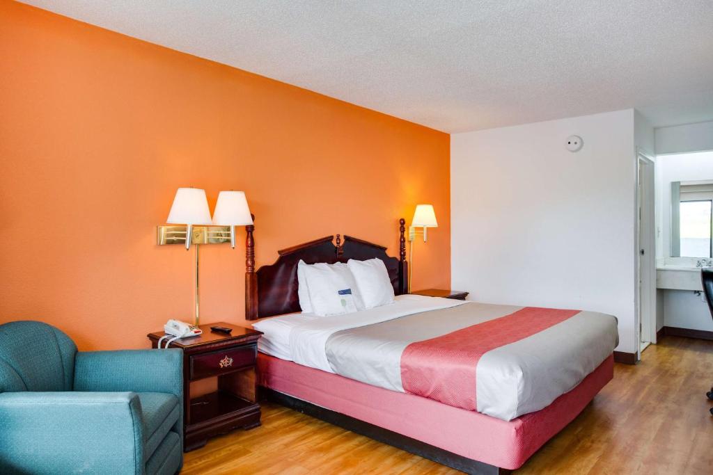 Motel 6-White House, TN - King Room - Non-Smoking