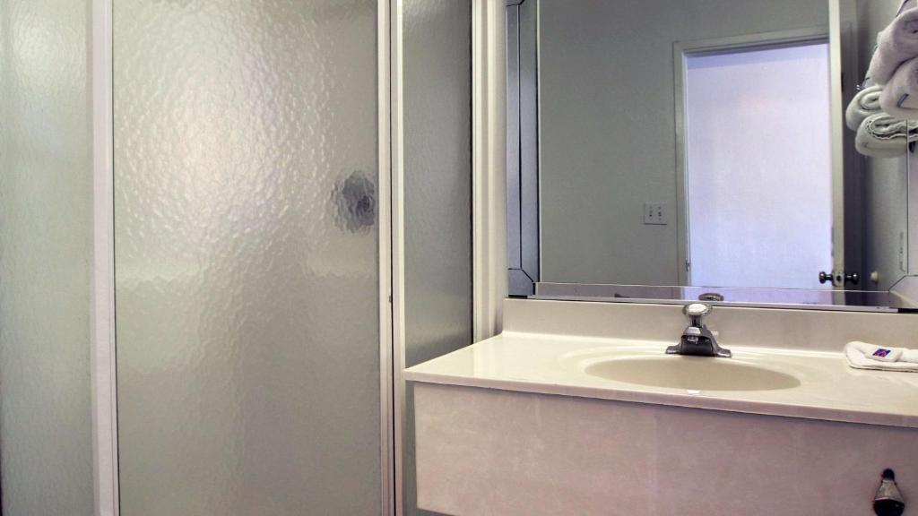 Motel 6-Normal, IL - Bloomington Area - Kamer Met Queensize Bed - Niet-Rokers